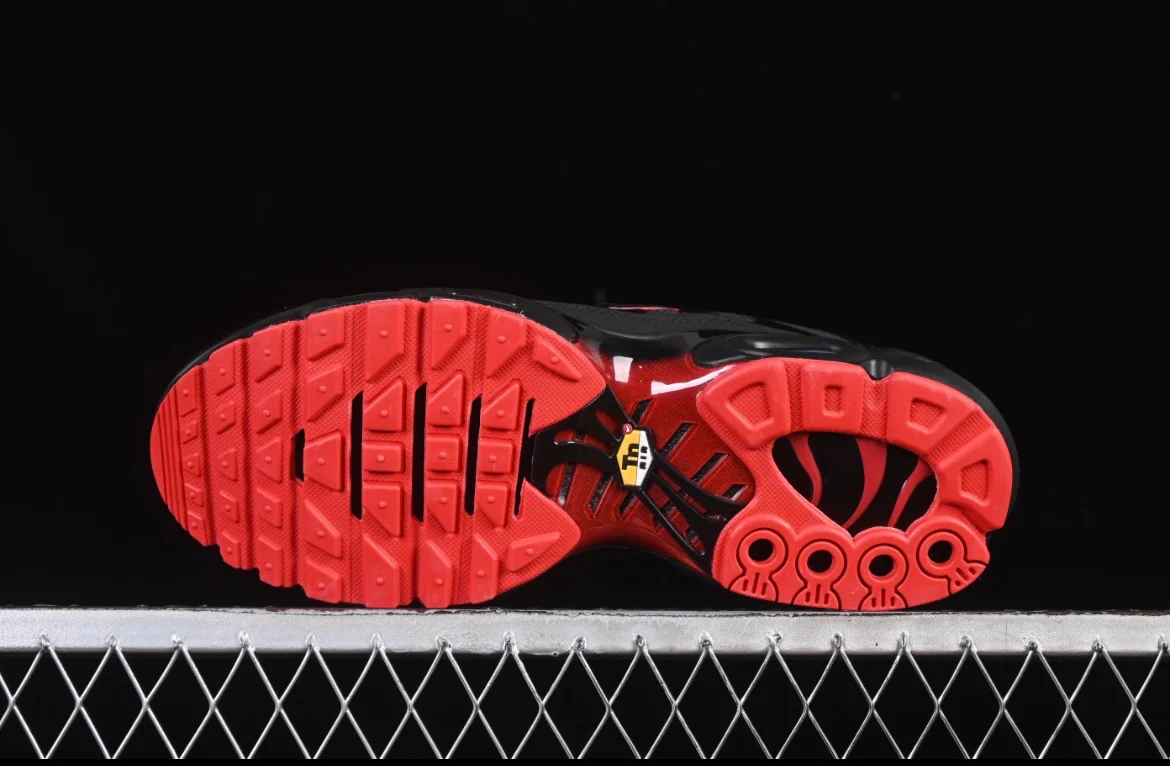 Nike Air Max Plus Black/Red - Image 4
